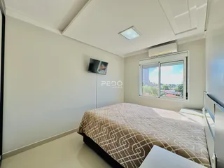 Quarto interno com cama e janela em um imóvel no Brasil.