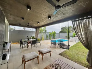 Área externa com piscina e jardim de uma residência em Lajeado.