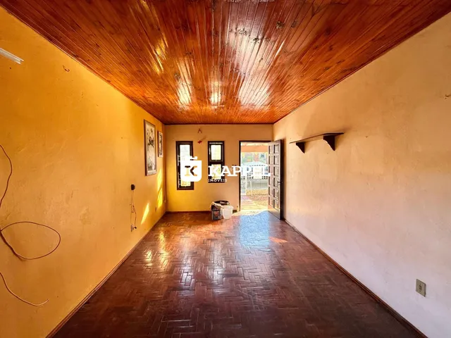 Um corredor com piso de madeira e teto de madeira é visível na propriedade.