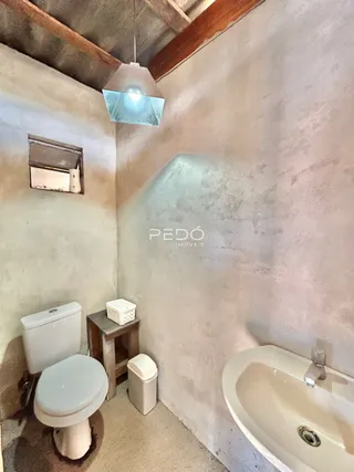 Foto de um banheiro interno com paredes texturizadas.