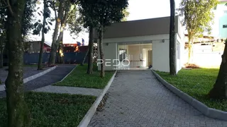 Fachada de uma residência moderna em Lajeado, Brasil, com jardim e calçada.