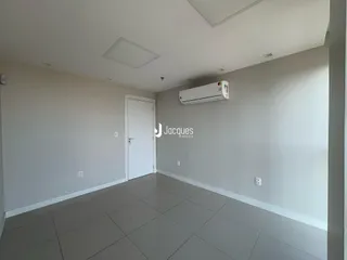 Ambiente interno com piso de cerâmica e paredes brancas.