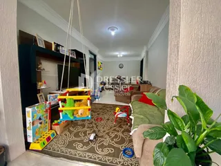 Ambiente interno com estantes de madeira e decoração no imóvel.