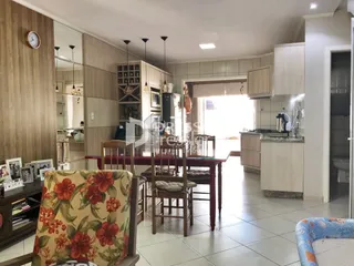 Sala de estar com piso de cerâmica e móveis de madeira.