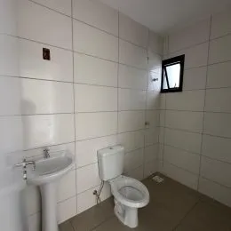 Foto de um banheiro com vaso sanitário e pia.