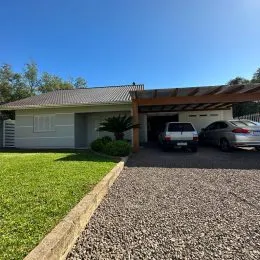 Fachada de uma residência em Lajeado, Brasil, mostrando o exterior e o jardim frontal.