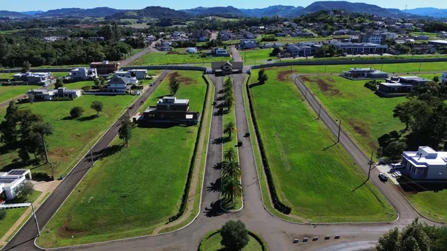 Vista aérea mostrando o terreno e as vias de acesso de uma propriedade em Lajeado.