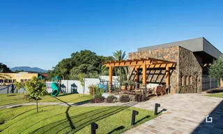 Fachada de uma residência com jardim e área externa.