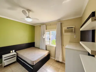Quarto com cama e armário em sala de um imóvel em Lajeado.