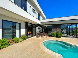 Vista da fachada moderna de um imóvel com piscina e área externa em Lajeado.