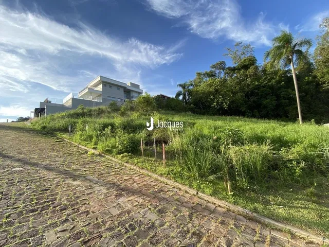 Vista da fachada de uma propriedade em Lajeado, Brasil, com vegetação ao redor.