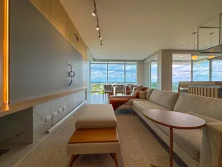 Sala de estar moderna com vista para o mar em Lajeado.