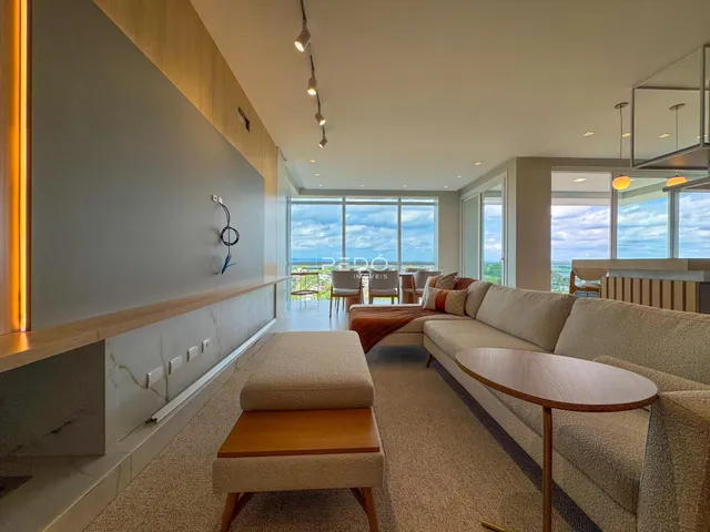 Sala de estar moderna com vista para o mar em Lajeado.
