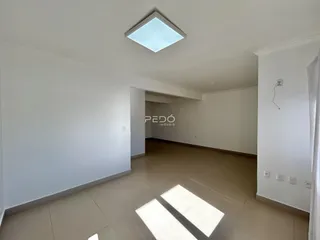 Vista interna de um ambiente com piso de cerâmica e paredes brancas.