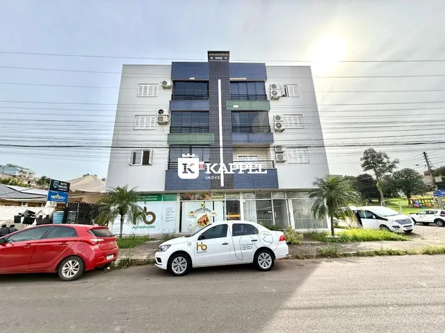 Fachada de um prédio residencial em Lajeado, Brasil, com unidades de ar-condicionado visíveis.