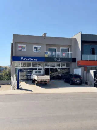 Fachada de um edifício comercial em Lajeado, Brasil, com sinalização visível.