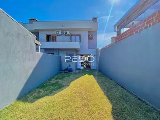 Vista externa de uma residência com muro e gramado em Lajeado.