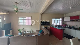 Sala de estar com sofá e janela em imóvel no Brasil.