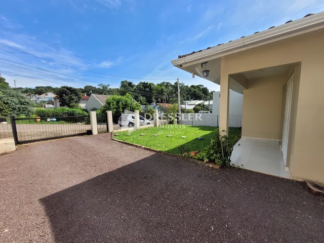 Vista da fachada de uma residência em Lajeado, Brasil, com jardim e cerca.