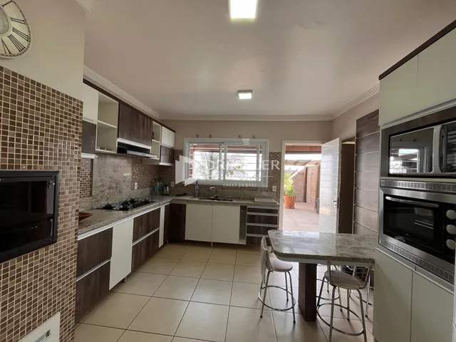 Foto de uma cozinha moderna com armários de madeira e piso de cerâmica.