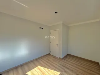 A foto mostra o interior de um cômodo com piso de madeira clara.