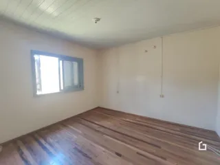 Foto de um cômodo interno com piso de madeira clara.