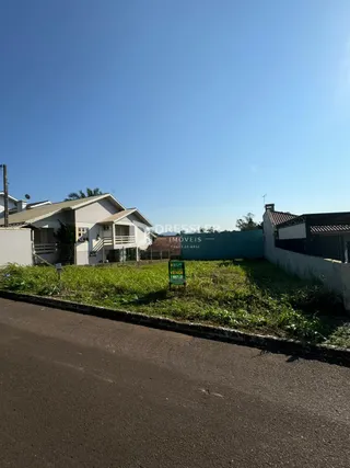 Vista externa de uma residência em Lajeado, Brasil, com gramado e estrada em primeiro plano.