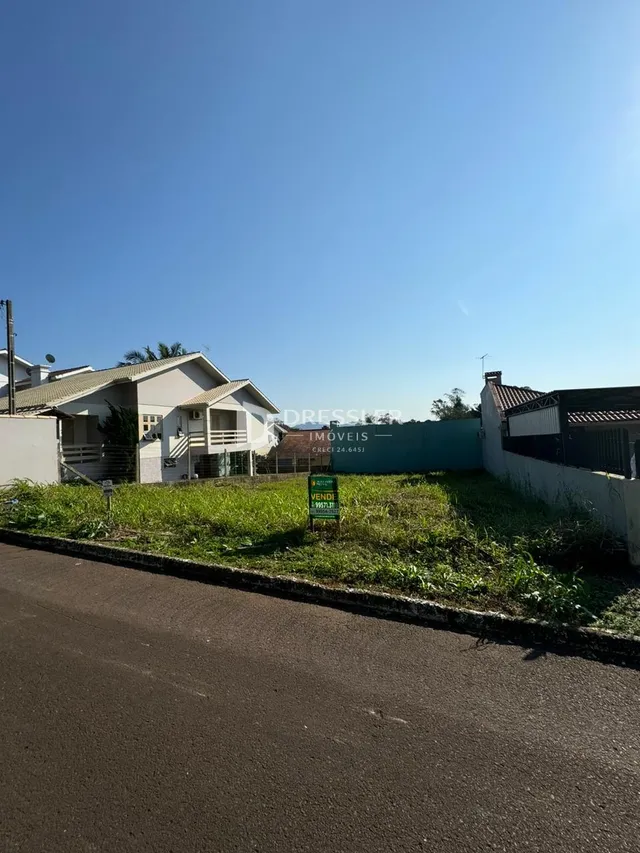 Vista externa de uma residência em Lajeado, Brasil, com gramado e estrada em primeiro plano.