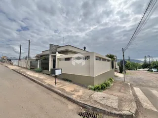Fachada de uma casa em Lajeado, Brasil, ao lado de uma rua.
