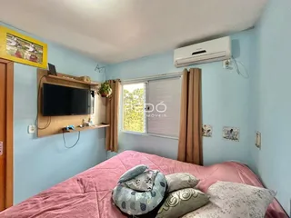 Quarto com cama e janela em sala de estar em Lajeado, Brasil.