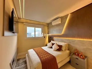 Quarto moderno com cabeceira e janela em um apartamento em Lajeado.