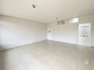Ambiente interno de uma sala vazia com piso de cerâmica.