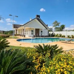Vista externa de uma casa com piscina e jardim em Lajeado, Brasil.
