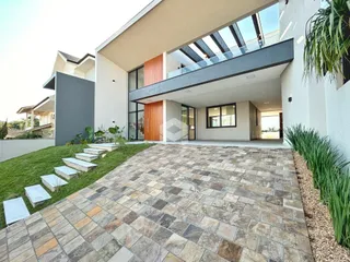 Fachada de uma residência moderna com área externa pavimentada em Lajeado, Brasil.