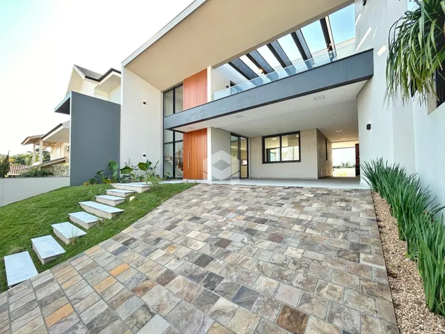 Fachada de uma residência moderna com área externa pavimentada em Lajeado, Brasil.