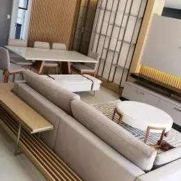 Sala de estar com sofá e piso de madeira clara.
