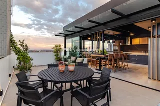 Vista de um terraço com mesa e cadeiras em uma propriedade em Lajeado.