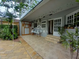Vista da fachada de uma residência em Lajeado, Brasil com área externa pavimentada.