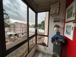 Vista da rua e edifícios da Lajeado, Brasil, através de grandes janelas.