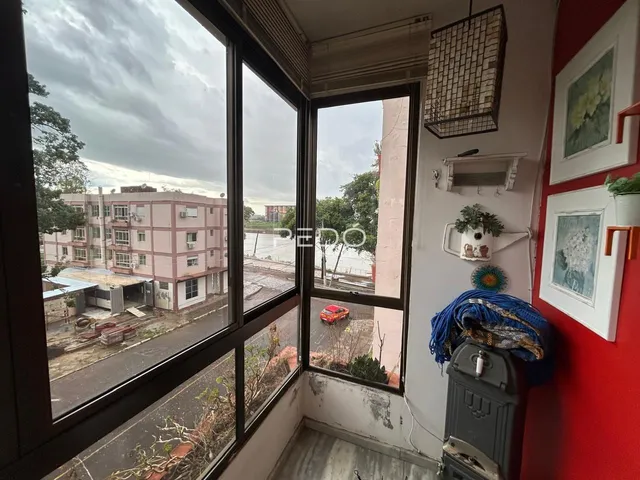 Vista da rua e edifícios da Lajeado, Brasil, através de grandes janelas.