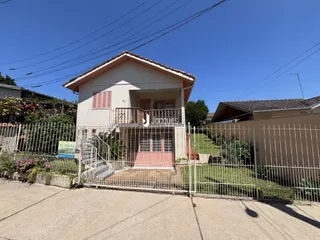 Fachada de uma residência em Lajeado, Brasil, com cerca de ferro.