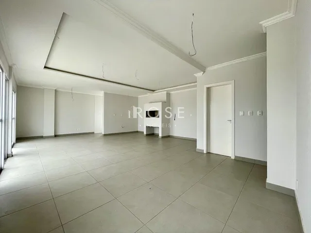 Espaço interno amplo com piso de cerâmica claro.