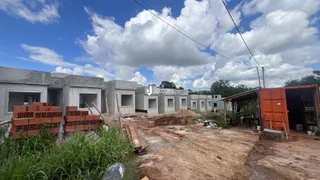 Vista externa de uma construção em Lajeado, Brasil, mostrando paredes de concreto e terra.