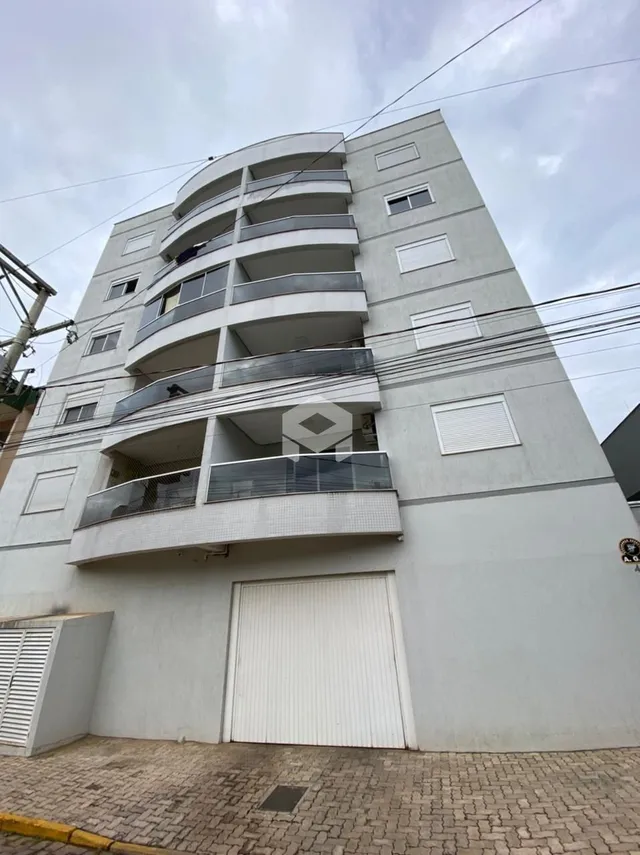 Fachada de um prédio residencial em Lajeado, Brasil com varandas.