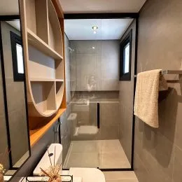 Hall de passagem com paredes claras e piso claro.