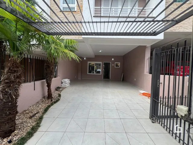 Área externa pavimentada de um imóvel em Lajeado.
