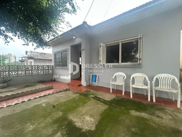 Vista externa de uma casa em Lajeado, Brasil, com jardim gramado e muro de divisa.