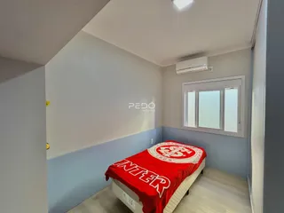 Quarto com cama e janela em um imóvel no Brasil.