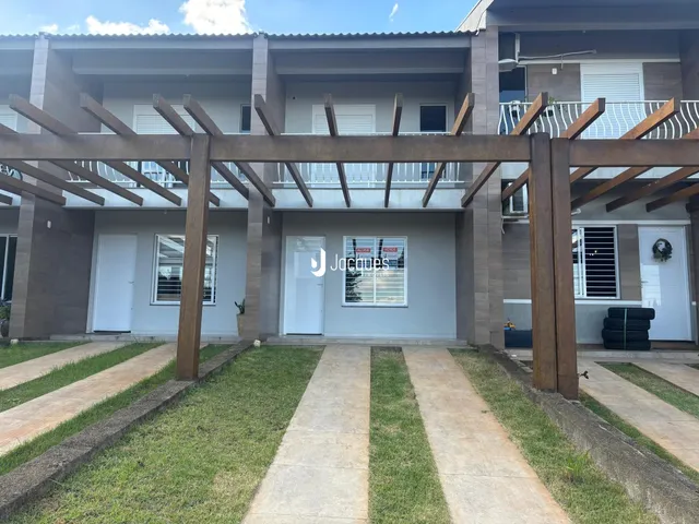Fachada de um imóvel residencial em Lajeado, Brasil, com estrutura de madeira na frente.