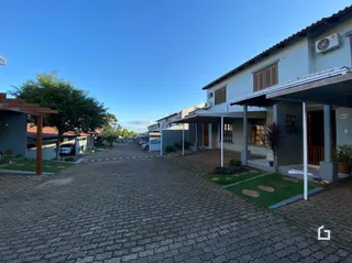 A fachada de uma residência em Lajeado, Brasil, com área pavimentada.